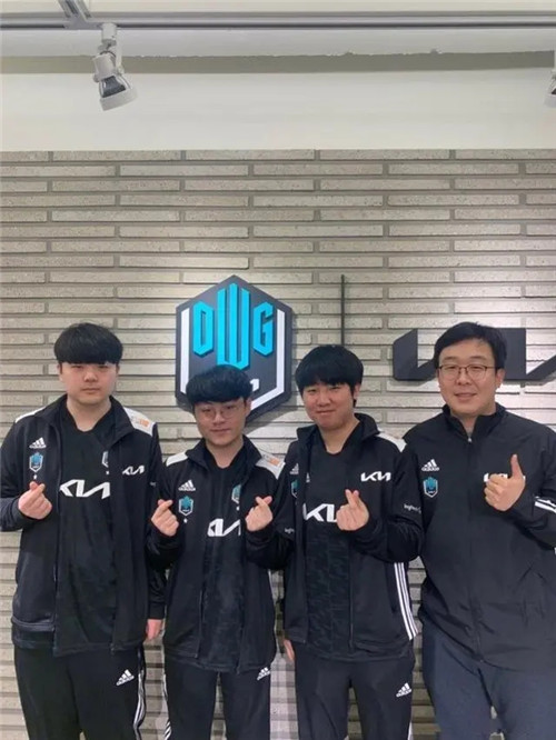 重新审视其 重新审视其